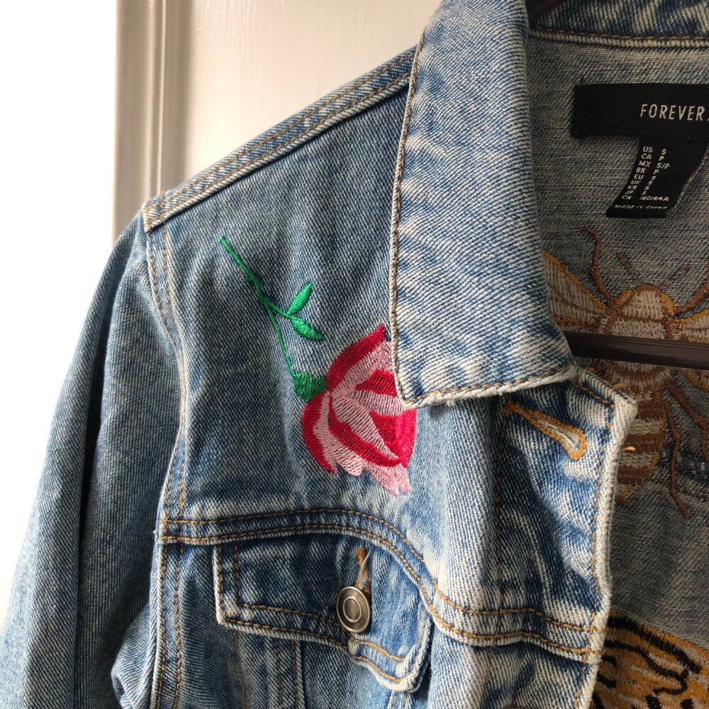 Vintage Forever 21 Embroidered Denim Jacket Flowers Tiger Small - Picture 6 of 7